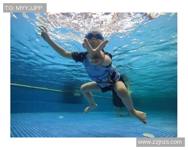 爱游泳的足球明星在水中展现不同风采与激情的故事